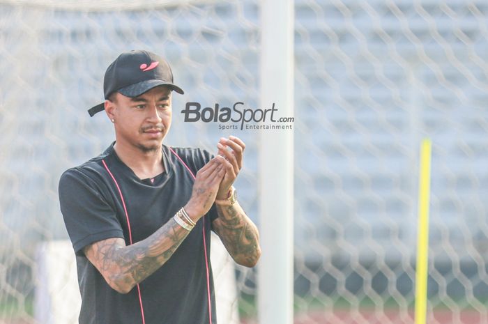 Mantan pemain Manchester United, Jesse Lingard, dalam coaching clinic di Stadion Madya, Senayan, Jakarta, Sabtu (10/6/2023) siang. Lingard dikabarkan siap gabung Lionel Messi dkk di Inter Miami.