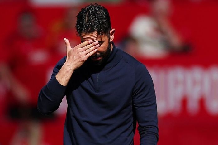 Ekspresi sedih tampak dari raut wajah pelatih Manchester United, Ruben Amorim.