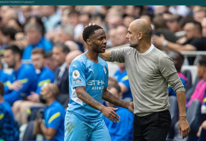 Pep Guardiola dan Raheem Sterling dalam satu laga Manchester City di Liga Inggris 2021-2022.