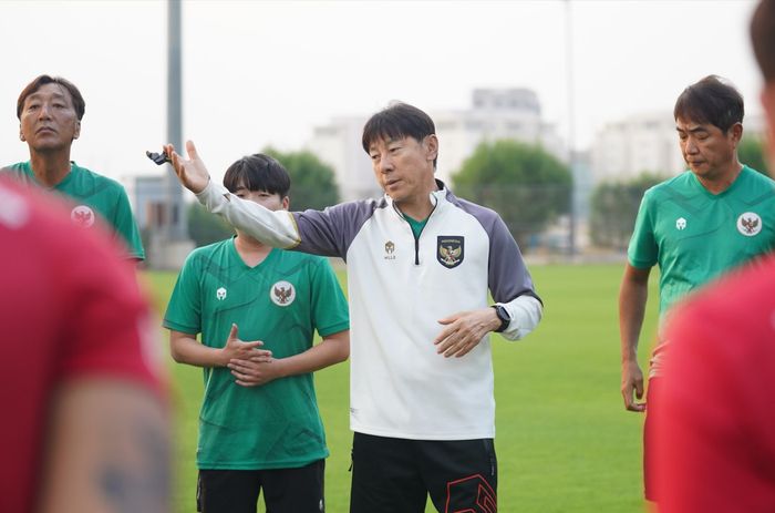 Pelatih timnas Indonesia, Shin Tae-yong, saat memimpin latihan di kompleks sekitar Stadion Internasional Basra, Irak, Minggu (12/11/2023).