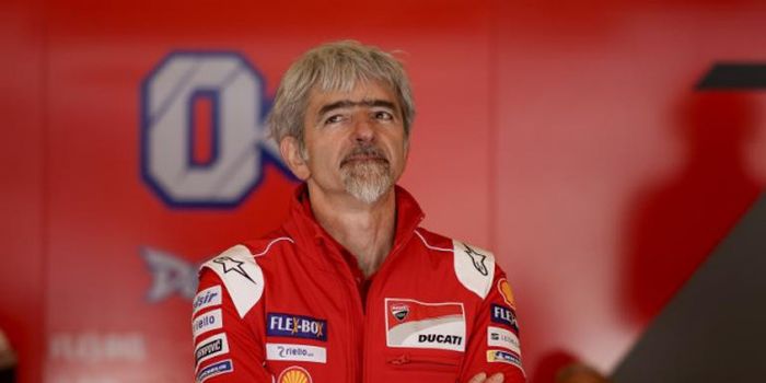 General Manager Ducati Corse, Luigi Dall'Igna, terlihat berada di dalam garasi salah satu pebalapnya.