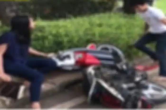 Pemotor hancurkan motornya sendiri karena enggak terima ditilang.