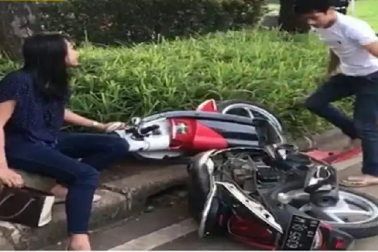 Cewek yang Motornya Dirusak Pacarnya Teriak Pilu: 