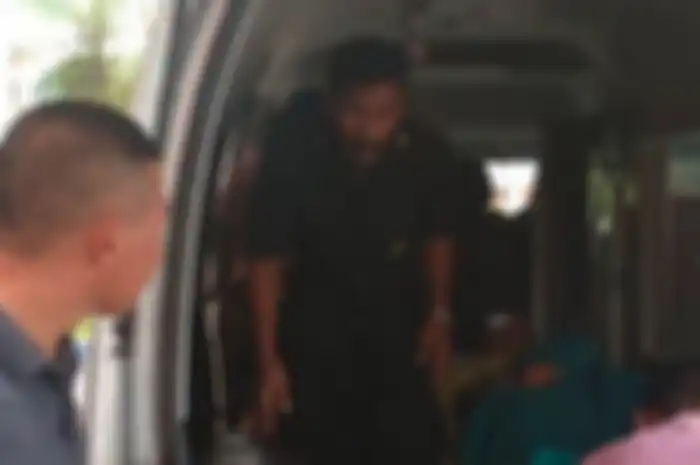 Bripka A sedang diangkut menuju RS Dr Soetomo Surabaya. 