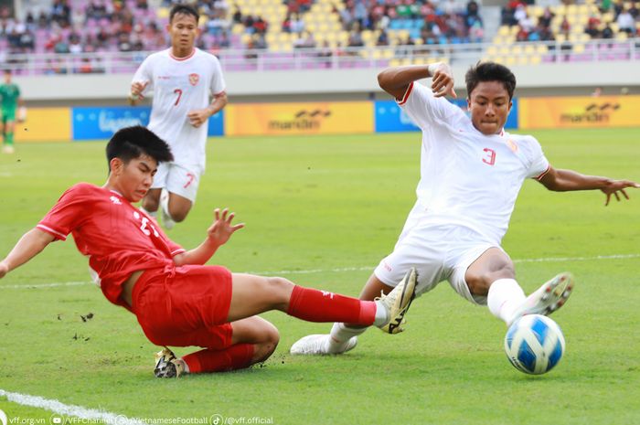 Suasana pertandingan perebutan tempat ketiga ASEAN Cup U-16 2024 antara Timnas U-16 Vietnam melawan Timnas U-16 Indonesia di Stadion Manahan, Surakarta, Rabu (3/7/2024).