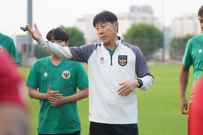 Pelatih timnas Indonesia, Shin Tae-yong, saat memimpin latihan di kompleks sekitar Stadion Internasional Basra, Irak, Minggu (12/11/2023).