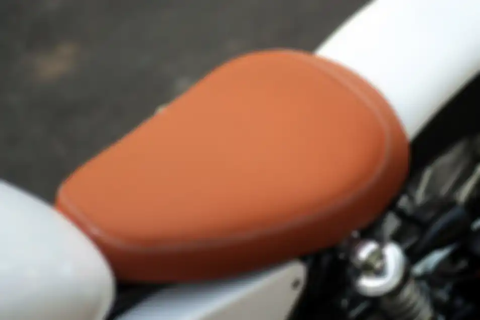 Jok ganti model single seater yang dibalut kulit cokelat