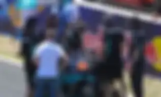 Umbrella girl digantikan dengan umbrella boy