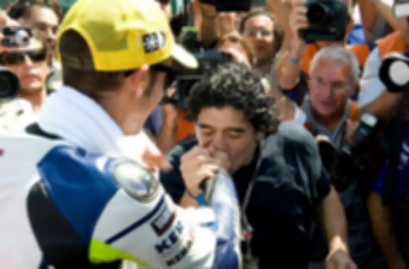 Maradona sering hadir memberi dukungan ke Valentino Rossi 
