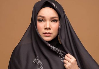 Bak Bidadari Dewi Sandra Sukses Jadi Sorotan Saat Jadi Muse di Panggung Fashion Show, Cantik Banget!