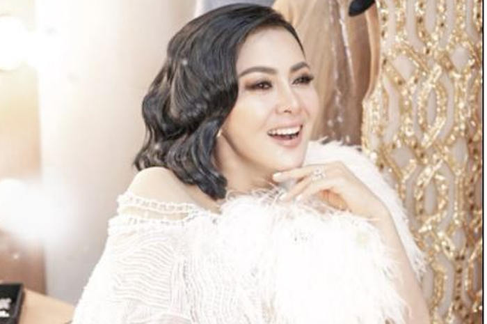 Kunjungi rumah duka rkannya, Syahrini justru banjir hujatan netizen karena tak lepas sepatunya saat acara tahlilan di rumah BCL