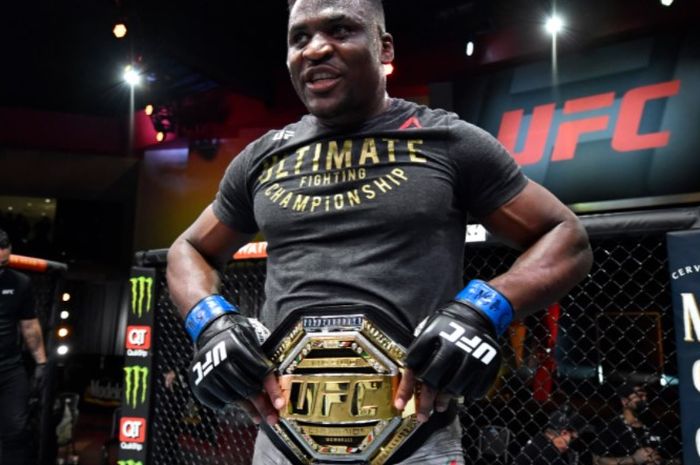 Francis Ngannou dinobatkan sebagai juara kelas berat UFC yang baru usai mengalahkan Stipe Miocic pada ajang UFC 260, Sabtu (27/3/2021).