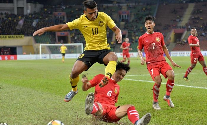 Aksi penyerang pengganti timnas U-23 Malaysia, Safawi Rasid (10) melompati salah satu pemain timnas U-23 Laos pada lanjutan Kualifikasi Piala Asia U-23 2020 untuk Grup J di Stadion Shah Alam, Selangor, 24 Maret 2019.