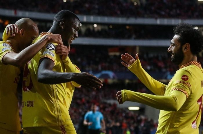 Bek Liverpool, Ibrahima Konate, merayakan golnya ke gawang Benfica dalam aprtai Liga Champions di Estadio da Luz, Selasa (5/4/2022).