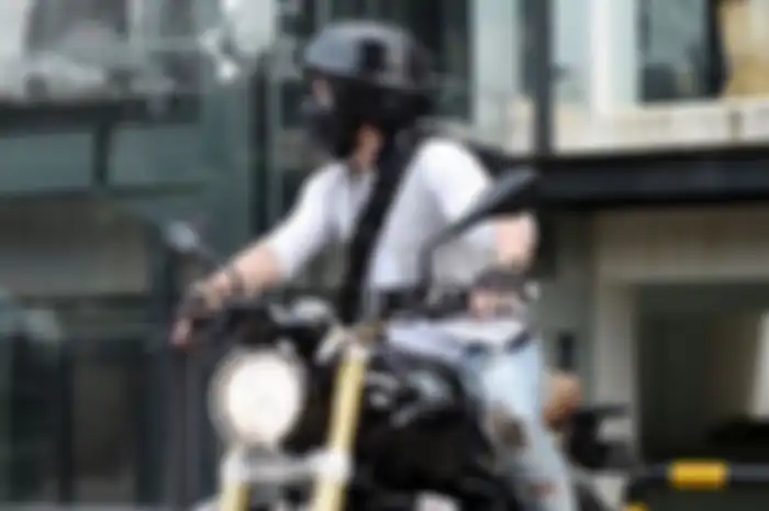 Ariel menunggangi moge BMW R Nine T
