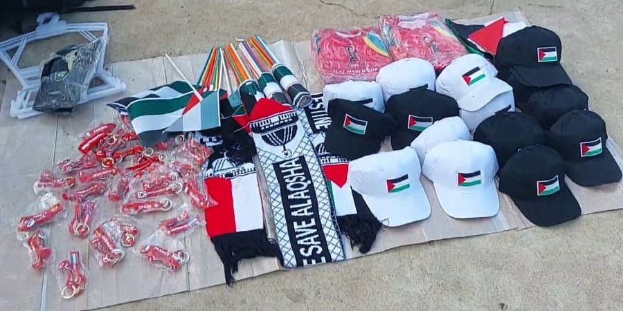 Piala Dunia U-17 2023 - Pernak-pernik Palestina Ramai Peminat di JIS, Suporter Bawa Bendera