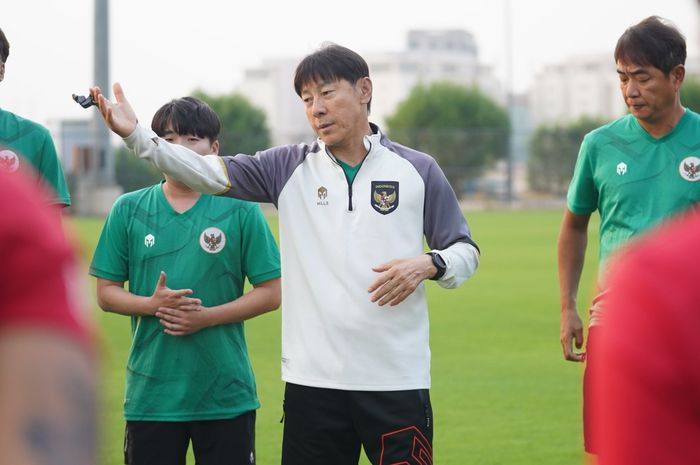 Pelatih timnas Indonesia, Shin Tae-yong, saat memimpin latihan di kompleks sekitar Stadion Internasional Basra, Irak, Minggu (12/11/2023).