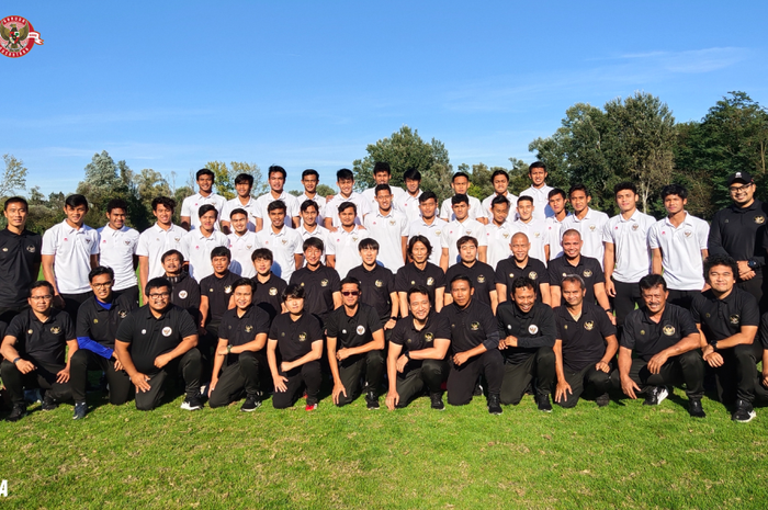 Pemain dan ofisial Timnas U-19 Indonesia melakukan foto bersama di Kroasia. 