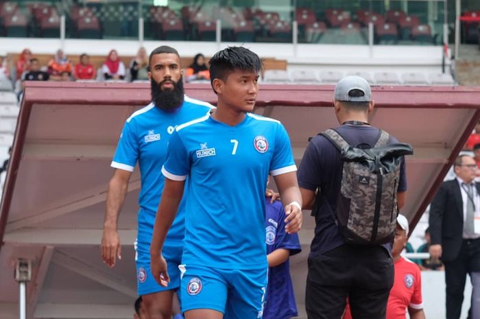 Dua pemain Arema FC, Ahmad Nur Hardianto serta Sylvano Comvalius saat hendak warming up sebelum jamuan Persija Jakarta di Stadion Utama Gelora Bung Karno (SUGBK), Sabtu (3/8/2019).