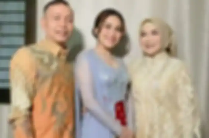 Ayu Ting Ting bersama Abdul Rozak dan Umi Kalsum.