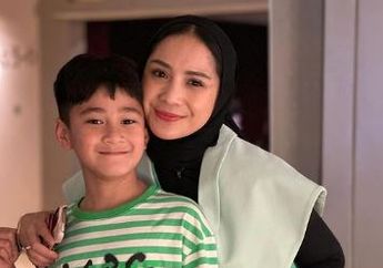 Konsisten Berhijab, Nagita Slavina Tenteng Tas Rotan Mirip Tikar Daun Pandan ke Bisokop, Harganya Bikin Fans Nangis