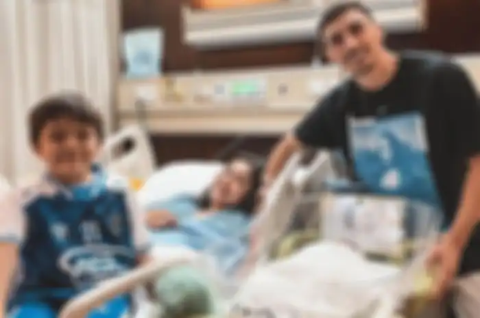 El Barak, Jessica Iskandar dan Vincent Verhaag menyambut kehadiran baby V