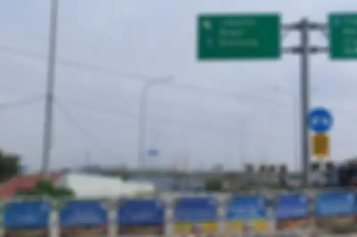 Penutupan akses ke luar tol di Gerbang Tol Karang Tengah Barat, Tangerang, Minggu (29/3/2020).