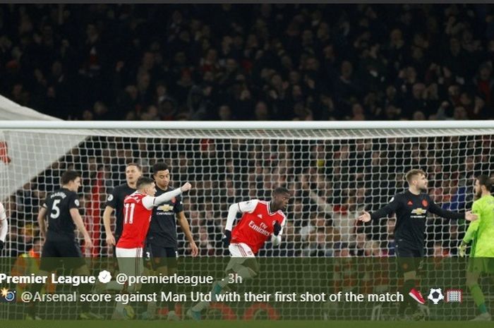 Pemain Arsenal, Nicolas Pepe, menjebol gawang Manchester United dalam laga di Emirates Stadium, Rabu (1/1/2020).