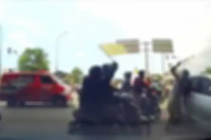 Ambulans Bawa Orang Sakit atau Mobil Jenazah yang Harus Dikasih Jalan