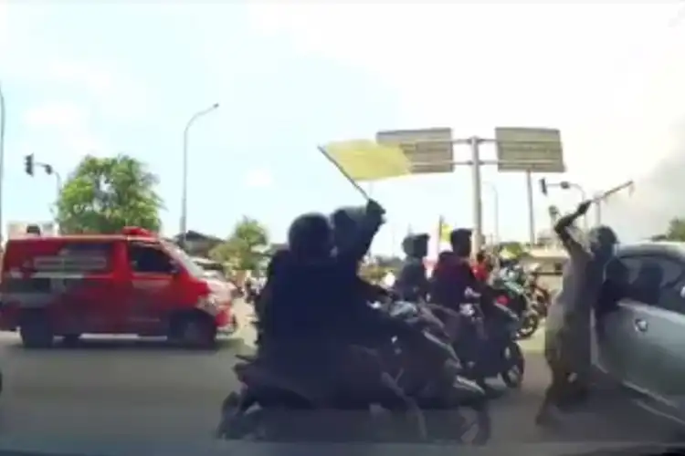 Street Manners: Ambulans Bawa Orang Sakit atau Mobil Jenazah yang Wajib Dikasih Jalan