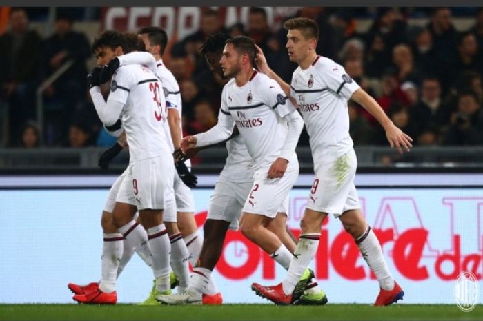 Para pemain AC Milan merayakan gol Krzysztof Piatek ke gawang AS Roma dalam laga Liga Italia di Stadion Olimpico, Minggu (3/2/2019)