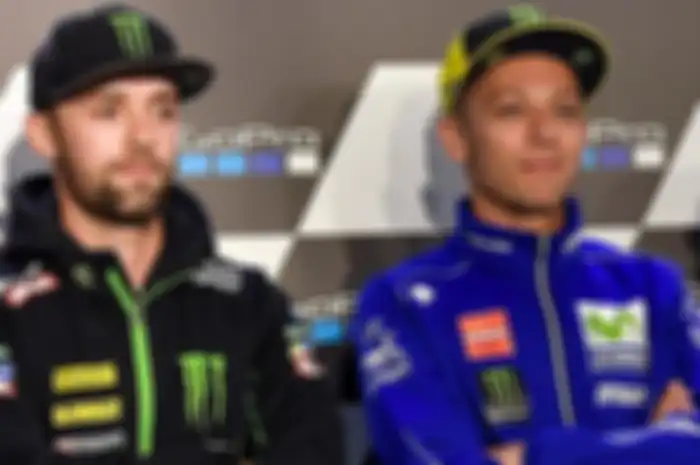 Jonas Folger (kiri) dan Valentino Rossi (kanan)