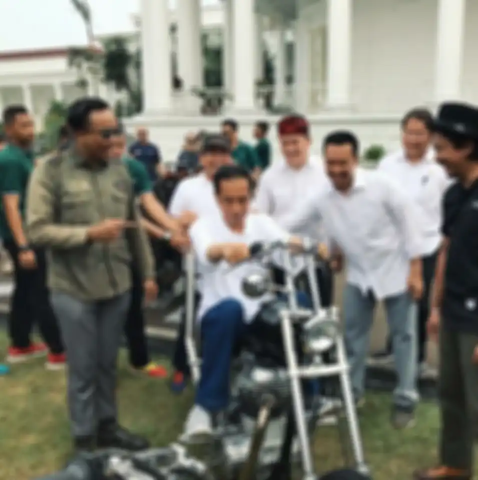 Presiden Jokowi jajal motor chopper di perayaan hari Sumpah Pemuda