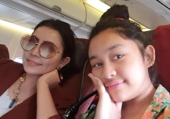 Kompaknya Mayangsari dan Khirani Trihatmodjo Kenakan Batik Modern Saat Nonton Konser Rossa