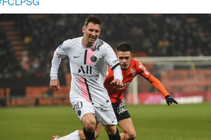 Striker Paris Saint-Germain, Lionel Messi, beraksi dalam laga Liga Prancis kontra Lorient di Stade du Moustoir, Rabu (22/12/2021).