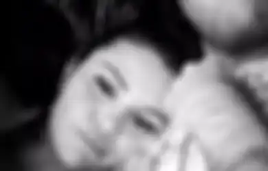 Setelah Foto Nyender, Selena Gomez Pamer Cincin Huruf B Inisial Nama Pacarnya
