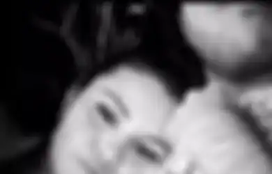 Setelah Foto Nyender, Selena Gomez Pamer Cincin Huruf B Inisial Nama Pacarnya