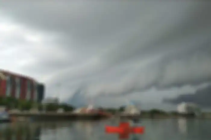 Penampakan Awan berbentuk Gelombang tsunami di Kota Makassar