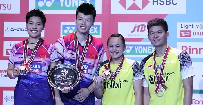 (dari ki-ka) Huang Dong Ping, Wang Yi Lyu, Melati Daeva Oktavianti, dan Praveen Jordan berpose bersama dalam prosesi penyerahan hadiah Japan Open 2019, Minggu (28/7/2019)