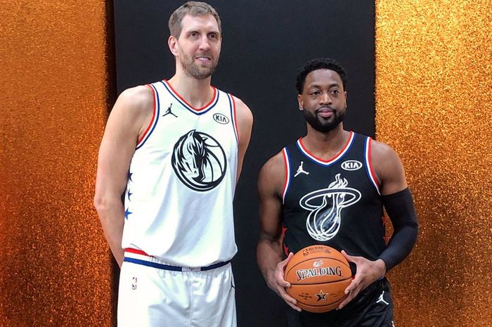 Dirk Nowitzki (kiri) dan Dwyane Wade (kanan) saat menjalani sesi foto sebelum tampil pada NBA All-Star Games 2019, MInggu (17/2/2019).