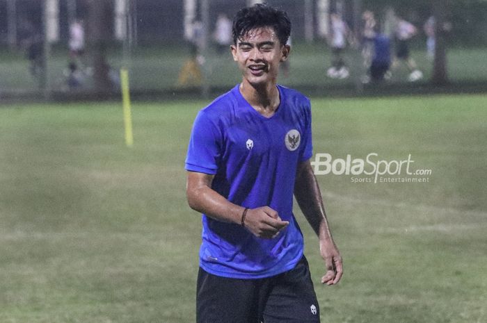 Pratama Arhan nampak turut ikut dalam pemusatan latihan timnas Indonesia di Lapangan B, Senayan, Jakarta, 9 November 2021.