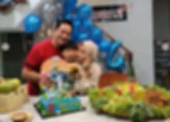 Ivan Fadilla bersama istri dan anak bungsunya