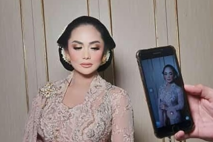 Foto Krisdayanti mengenakan kebaya di acara pernikahan Aurel Hermansyah dan Atta Halilintar.