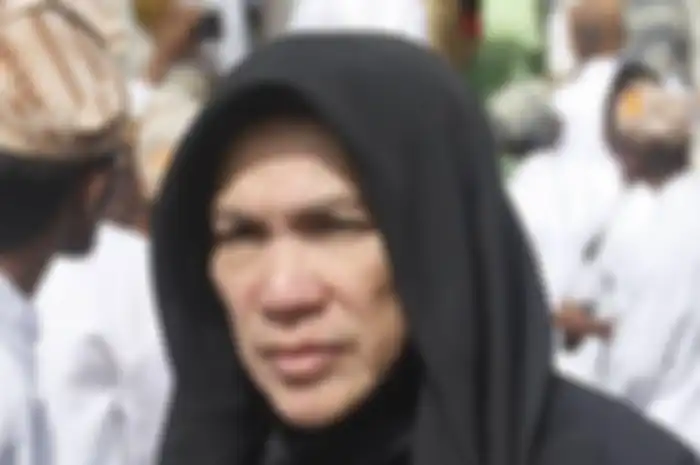Artis serba bisa Dorce Gamalama dikenal ramah kepada siapa saja. Dia tak pernah menampik untuk melayani permintaan foto bareng fans.