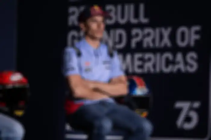 Jangan baper fanatikan MotoGP yang ketemu langsung Marc Marquez terus minta topi yang dipakainya, langsung ditolak