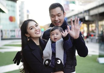 Rayakan Ultah sang Anak di Disneyland Tokyo, Sandra Dewi Tampil Kasual dengan Gaya Busana Senilai Rp 90 Juta