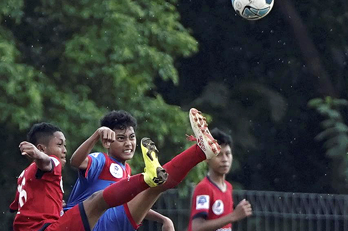 Pemain SSB ASIOP APACINTI, Sebastian Arighi (kiri) berebut bola dengan pemain SSB Pelita Jaya Muhammad Zidan Wibowo dalam laga lanjutan Liga Kompas Gramedia Kacang Garuda di Stadion Ciracas, Jakarta Timur, Minggu (10/3/2019). Pertandingan berakhir imbang 1-1.  KOMPAS/AGUS SUSANTO (AGS) 10-03-2019
