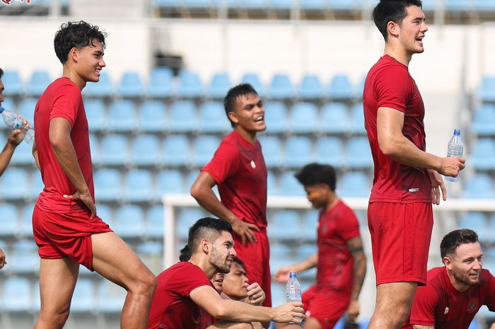 Rafael Struick (kedua dari kiri) tengah menikmati sesi latihan Timnas Indonesia jelang laga kontra Brunei Darussalam.