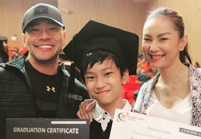 Azka Corbuzier bersama kedua orangtuanya, Deddy Corbuzier dan Kalina.