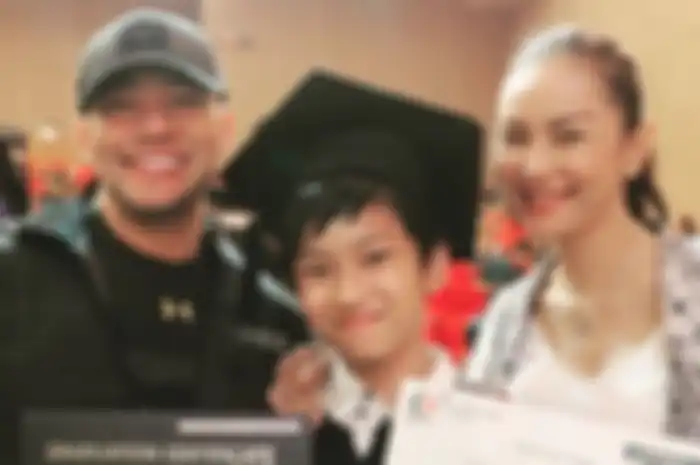 Azka Corbuzier bersama kedua orangtuanya, Deddy Corbuzier dan Kalina.